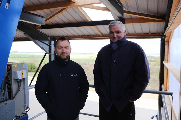 Vincent Barbot, président de la Secoppa, et Nicolas Pesnel, salarié du séchoir, testent les machines.