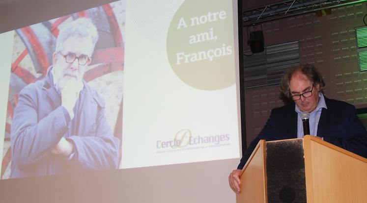 Patrick Debaene a rendu un hommage appuyé à François Carbonell qui nous a quittés il y a quelques semaines. L'ancien rédacteur en chef de l'Eure Agricole a largement contribué, par sa plume et ses reportages, à l'essor du Cercle d'Echanges.