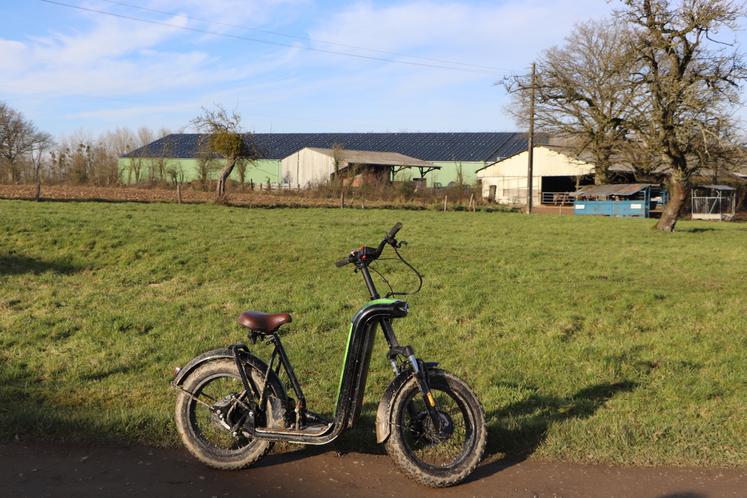 Moins bruyante et plus écologique qu'un quad, la trottinette électrique de la marque Zosh a été pensée par une entreprise agricole. "Ce n'est ni un gadget, ni un jouet, mais un outil de travail", remarque Jean-Eric Rubio.