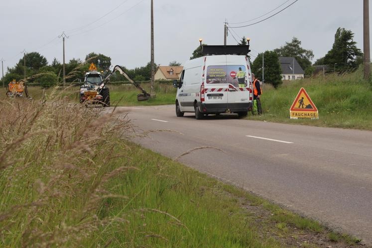Premier principe de cette nouvelle politique : réaliser une première coupe plus précoce et plus ciblée. Elle démarre en avril, avec le fauchage des bords des routes de 3e et 4e catégorie. Le but : procéder à un passage en bord de champ, en plus de l'accotement, pour éviter la montée en graines d'adventis-ces.