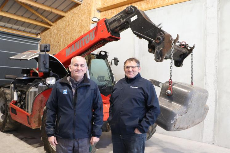 Olivier Mauduit, salarié en charge du contrôle levage, et Stéphan Bréhon, président de Cuma Normandie services. Les deux hommes constatent une hausse des demandes de cette prestation, réglementation oblige.