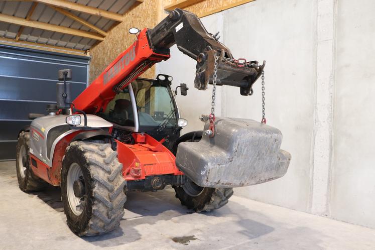 Pour le contrôle levage, un test de vérification de maintien de la charge est réalisé. L'engin lève une charge de 900 kg à 1,2 t pendant dix minutes. Le poids ne doit pas descendre de plus de 25 cm à l'issue de ce délai.