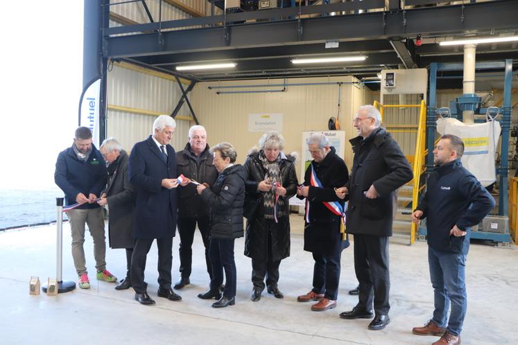 "Je tiens à exprimer notre profonde gratitude envers tous ceux qui ont soutenu ce projet", a martelé Vincent Barbot (à droite), président Secoppa. Le projet a coûté 4,2 millions d'euros (400 000 € financés par la Région, 350 000 € par la Compensation collective agricole et 700 000 € par le plan de relance).