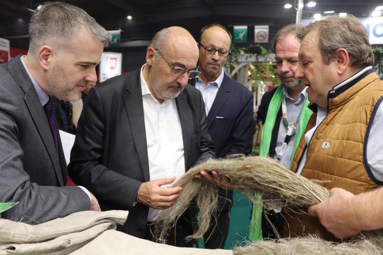 La délégation calvadosienne (Stéphane Bredin, Préfet ; Jean-Léonce Dupont, président du CD14 ; Xavier Hay, président de la FDSEA14 et Jean-Yves Heurtin, président de la CA14) a fait un stop sur le stand chanvre textile.
