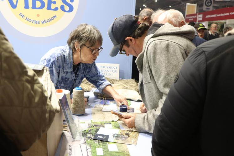 "Le grand public est très friand qu'on lui explique comment l'on part d'une plante pour arriver à un produit fini tel que le jean", relate Nathalie Revol, chargée de mission chanvre textile chez LCBio.