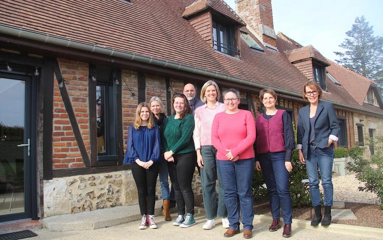 Alexandra Laumonier (chargée de développement GDF27),  Edwige Monhurel (responsable Relations clients GDF27), Morgane Thomas ( chargée de mission Tourisme & Handicap),  Albin Agnus (président ADETMIR & Gîtes de France Normandie),  Aafke Hoogterpp - (propriétaire du Gîte d'Affie), Christelle Berger (architecte conseil CAUE),  Nathalie Moreau (directrice de l'agence Gîtes de France Eure) et Nathalie Louët  (responsable production GDF27).