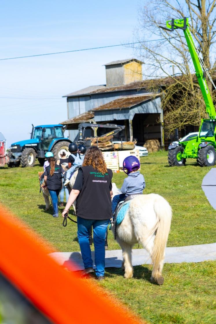 Une mini ferme a fait le bonheur des plus petits. Canap'expo 2025