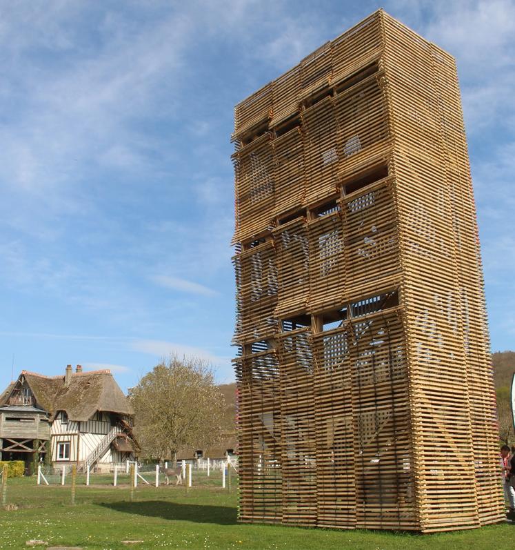 Avec ses 15 mètres de haut et ses fondations à 6 mètres de profondeur, la Tour Théroulde permet d'observer les animaux sans être vus. Il a fallu stabiliser l'observatoire dans un environnement toujours en mouvement. Un défi relevé en commun par l'architecte et les entreprises de construction.