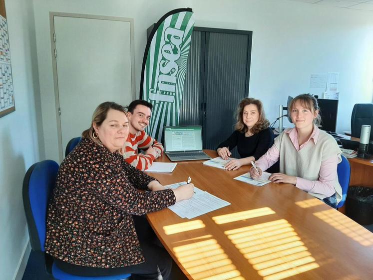Top départ pour un mois et demi d'accompagnement intensif à la PAC avec la FNSEA 27 ! Florence Sellier, directrice de la FNSEA 27, Delphine Baziret, animatrice syndicale, Yanis Merlin, juriste en droit rural à la FNSEA 27 et Chloé Kestelyn, vacataire PAC. 