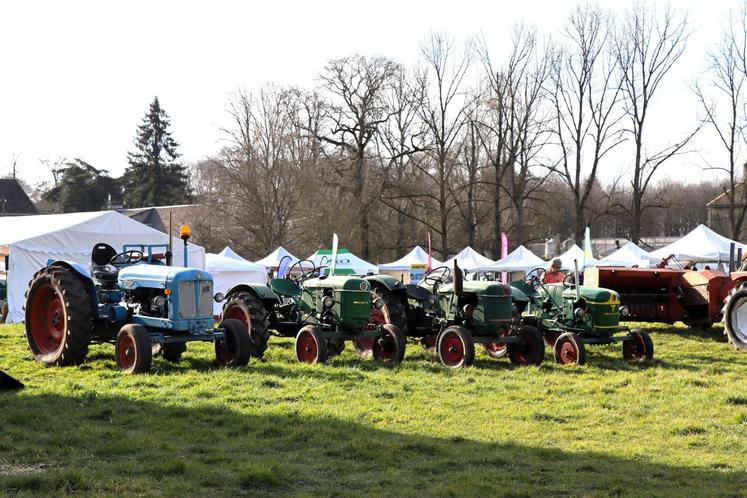Le matériel agricole, récent comme plus ancien, est exposé.