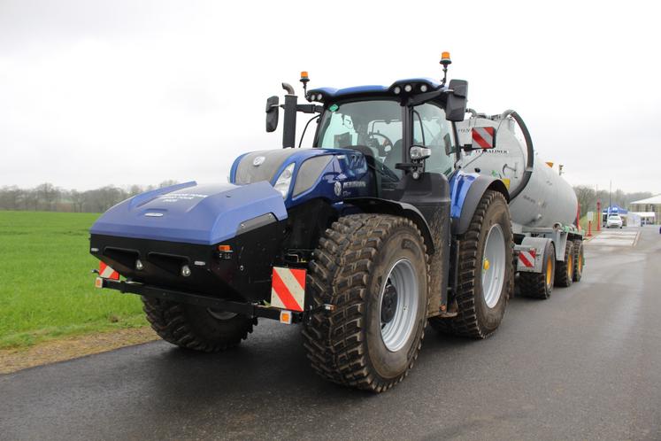 Le tracteur New Holland T7.270 Methane Power GNC a été présenté le 26 mars 2025, à la SAS Magny biométhane, située à Magny-le-désert (61).