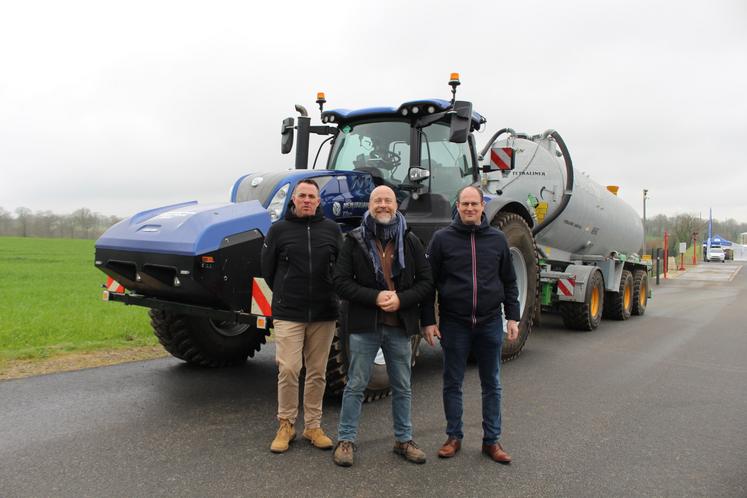 Nicolas Morel (au centre), responsable carburants alternatifs chez New Holland, est venu présenter le tracteur fonctionnant exclusivement au gaz naturel comprimé.