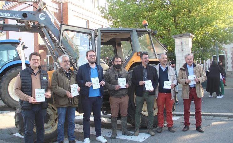 Autour d'Alexandre Rassaërt (président du Département), les élus locaux sont venus apporter leur soutien au comité d'organisation.