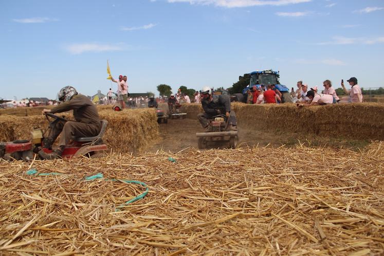 La course de tracteurs tondeuses : la marque de fabrique.
