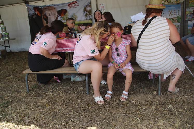 Sur le stand JA 27, activités au choix : coloriage ou maquillage.