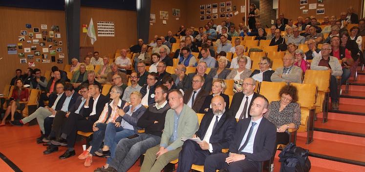 "Il ne faut pas opposer l'administration et les agriculteurs", a insisté Charles Giusti. Le préfet de l'Eure a préféré positiver : "nous avons su répondre à certaines de vos demandes comme la période d'élagage des haies ou le travail sur le contrôle unique". Sur le feu dans les prochains jours, la dérogation sur le temps de travail à l'occasion de la moisson voire le brûlage des lins.