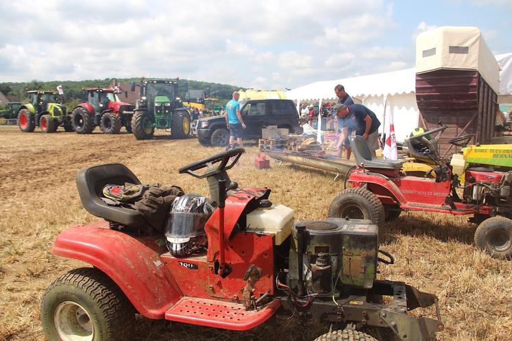 Le stand JA n'a pas désempli. les baptêmes en tracteur constituent une valeur sûre.