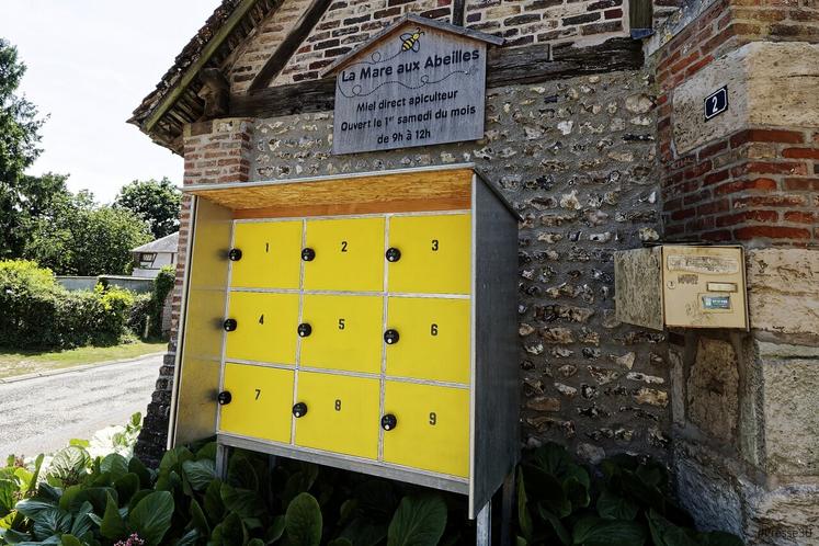 Commandé sur internet, les clients peuvent récupérer leur commande dans des casiers.