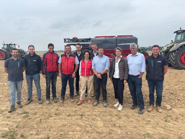 Michael et Cornelia Horsch entourés de toute l'équipe du démo tour.