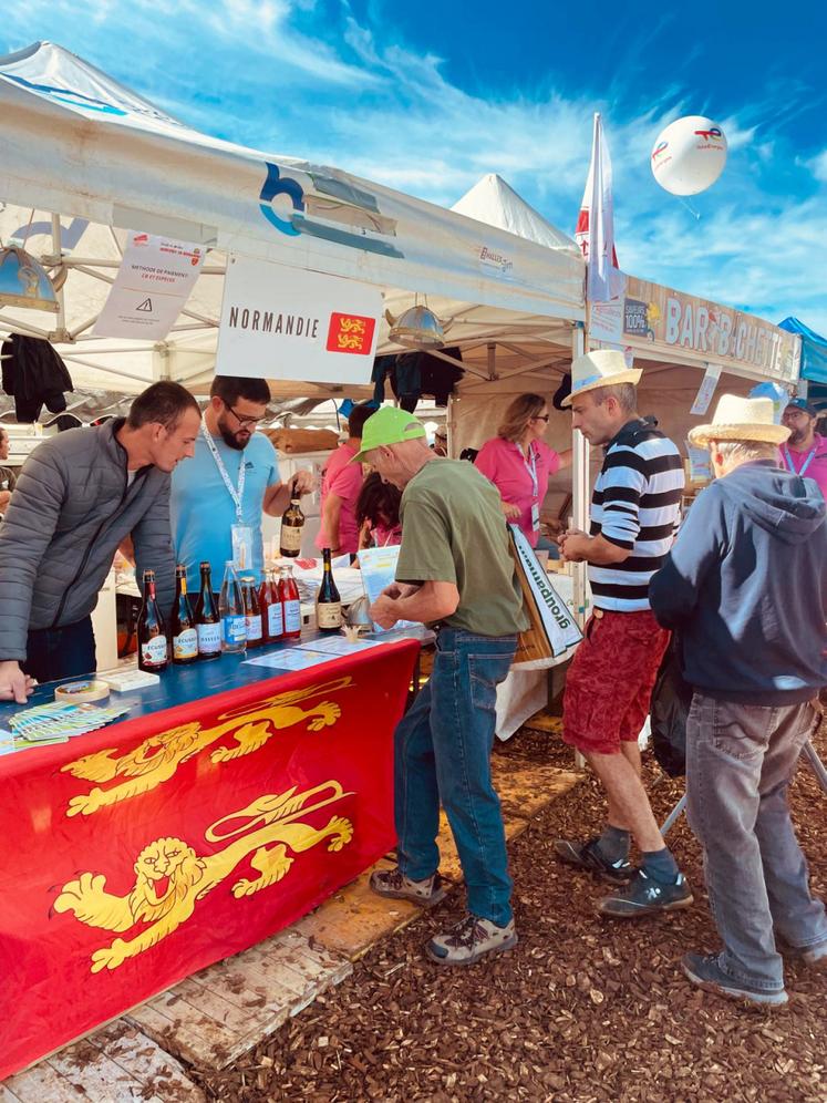 Chaque région dispose d'un stand, mais toutes se retrouvent dans un espace commun, façon Salon de l'agriculture en miniature, où l'on passe d'un terroir à l'autre en quelques pas.