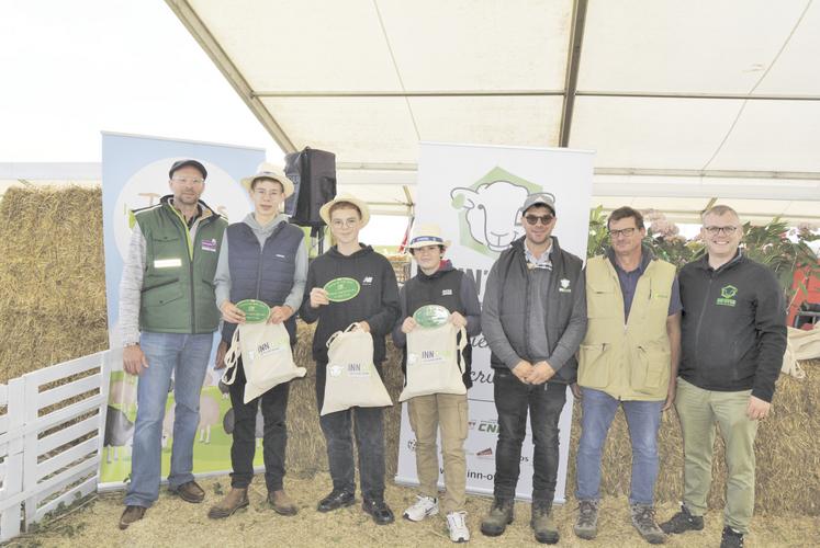 Parmi les animations : des ovinpiades découvertes. Les trois jeunes gagnants accompagnés des membres du jury et de l'animateur du concours.