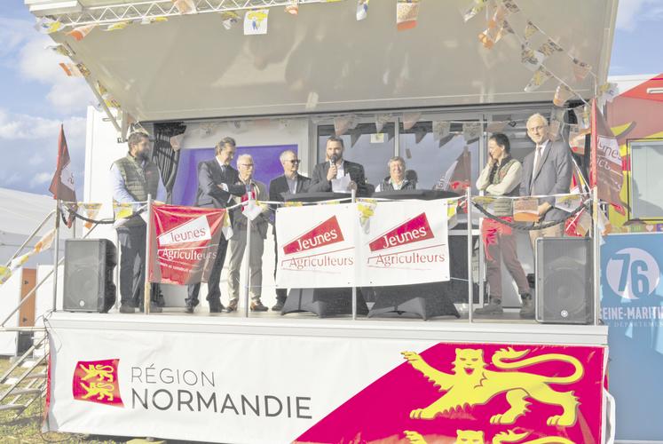 Inauguration des Terres de Jim par Pierrick Horel président de JA national, Jean Puech Pays d'Alissac, président du Copil, Jérôme Malandain, président de JA 76, Bertrand Bellanger, président du Département de la Seine-Maritime, Jean-Benoît Albertini, préfet de la Seine-Maritime et de la Normandie, et quelques-uns des principaux partenaires.