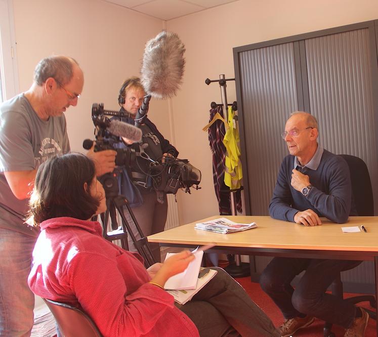 Dans un second temps, l'équipe de France 3 Normandie a interviewé Régis Chopin au siège du journal à Guichainville (27). Le directeur de la publication de l'Eure Agricole a évoqué les défis à relever pour perdurer 80 ans après la création du titre.