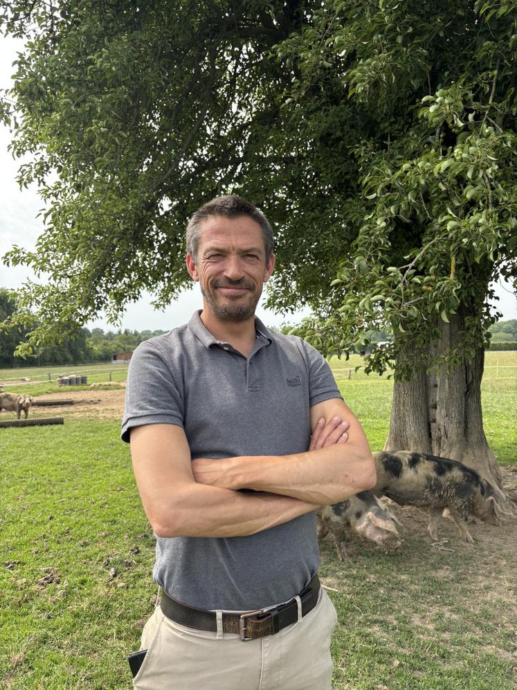 Thomas Guesdon est à la tête d'une entreprise de vente de viandes en gros, d'une charcuterie et d'un élevage de porcs de Bayeux dans l'Eure.
