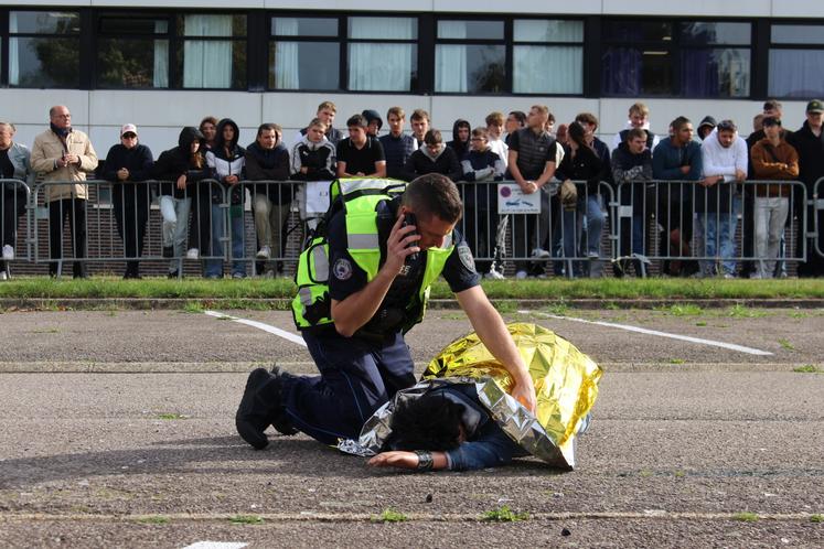 Le processus complet d'intervention des forces de l'ordre et des secours, de la police municipale et des gendarmes jusqu'aux pompiers a été présenté aux élèves.