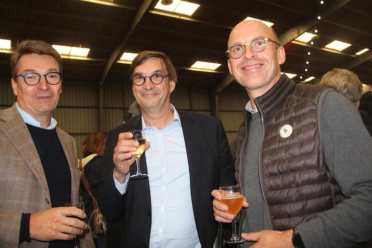 Ambiance familiale à Fertiles. "L'objectif, ce n'est pas de se voir une fois par an et qu'il ne se passe rien entre les deux", a lancé Sébastien Windsor (président de Chambres d'agriculture de France). "C'est que chacun d'entre nous reparte avec une idée, un projet à mener pendant l'année pour prouver, une fois encore, que l'agriculture française est la plus durable et la plus vertueuse au monde".
