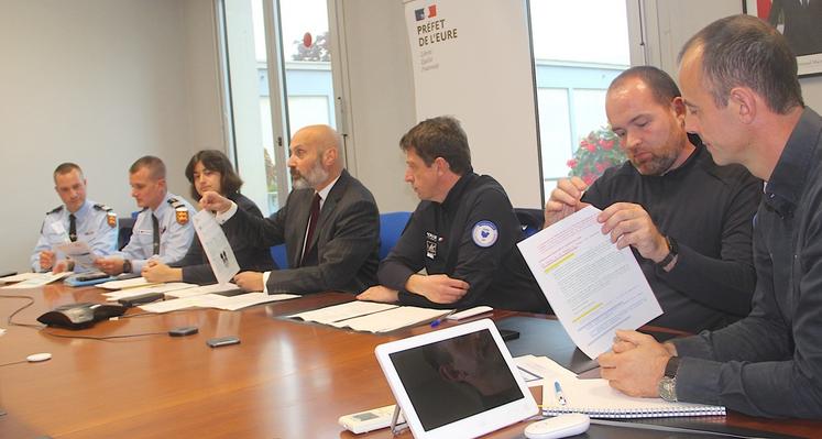 Gendarmerie et Police autour de Charles Giusti. "La cybersécurité, c'est l'affaire de tous, une question de responsabilité individuelle", insiste le préfet de l'Eure.