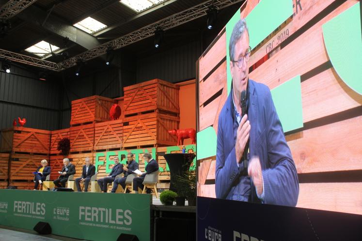 Geoffroy de Lesquen, agriculteur dans le Calvados, a participé à la table ronde "Qui doit payer le prix de l'agriculture de demain ?". Sa réponse : "pas nous. Nous sommes la solution au changement climatique mais nous avons besoin de cohérence. Nous ne sommes pas des jardiniers, nous sommes des entrepreneurs mais les fermes usines en France, ça n'existe pas".