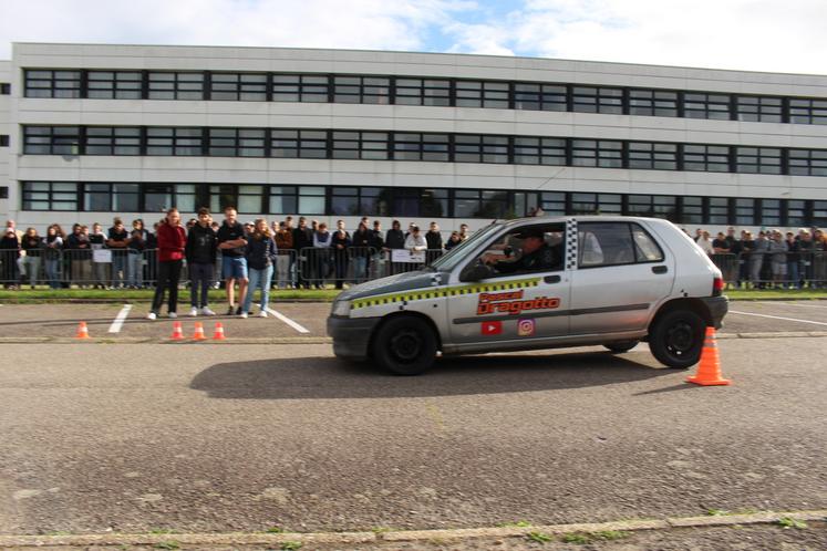 Quatre élèves ont été choisis pour estimer, à l'aide de plots, la distance parcourue par un véhicule selon sa vitesse lors du freinage.