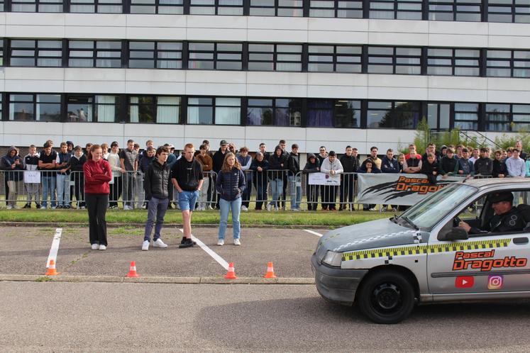 Quatre élèves ont été choisis pour estimer, à l'aide de plots, la distance parcourue par un véhicule selon sa vitesse lors du freinage.