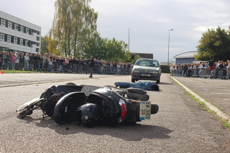 L'entreprise Dragotto, originaire des Bouches-du-Rhône, réalise des "crashs test" de prévention de la sécurité routière partout en France.