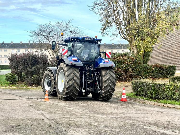 Dans la cour de l'établissement, chaque stagiaire s'est adonné au slalom.