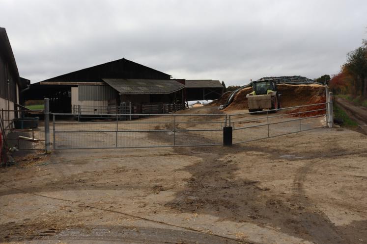 Tous les soirs, Denis Marie ferme son site d'exploitation à l'aide de deux barrières grillagées.