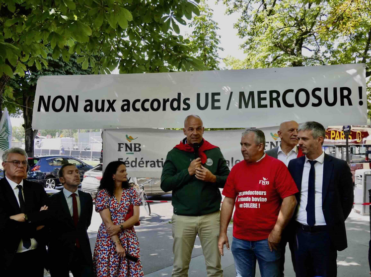 Manifestation le 7 juillet 2024 près de l'ambassade du Brésil à Paris. 