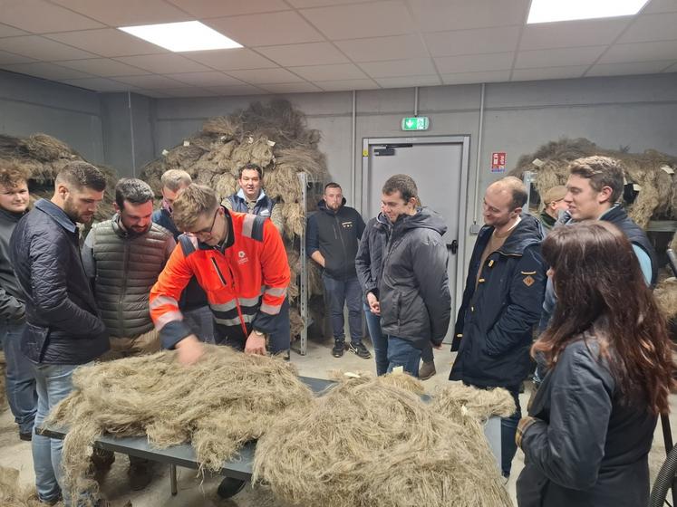 Cette visite a permis de présenter le fonctionnement du teillage et d'évoquer la conjoncture de la filière lin.