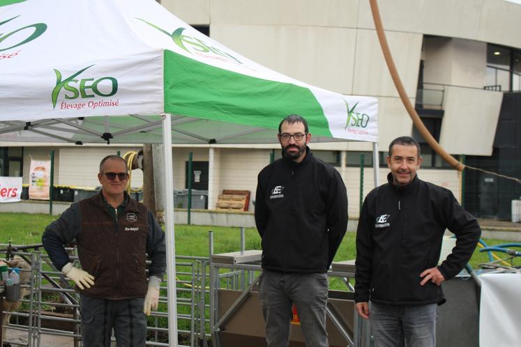 Au centre, Baptiste Boucher, éleveur d'ovins, à droite Bruno Leclercq.