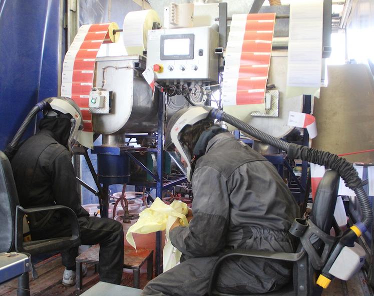 L'enrobage au PAT 04-12 des doses de maïs doit être réalisé de façon très professionnelle. C'est un élément clé de la réussite du traitement sur les plans de l'efficacité, de l'environnement et de la sécurité des opérateurs.