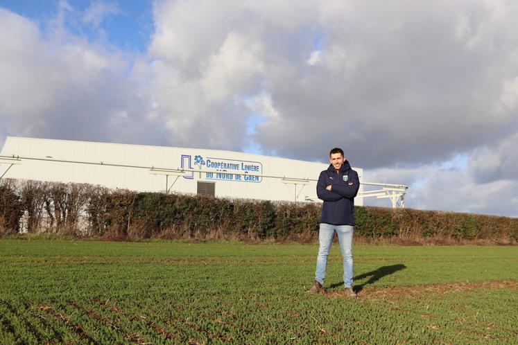 Sur le terrain attenant à l'usine de teillage, le technicien a semé une dizaine de bandes de lin. Des essais qu'il présentera prochainement, courant mai 2026.