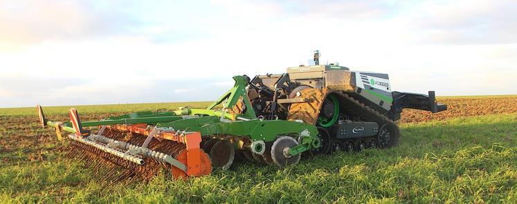 Le robot est équipé d'un matériel de travail du sol en 3 et 4 mètres repliable. Il a fait tous les déchaumages d'été.