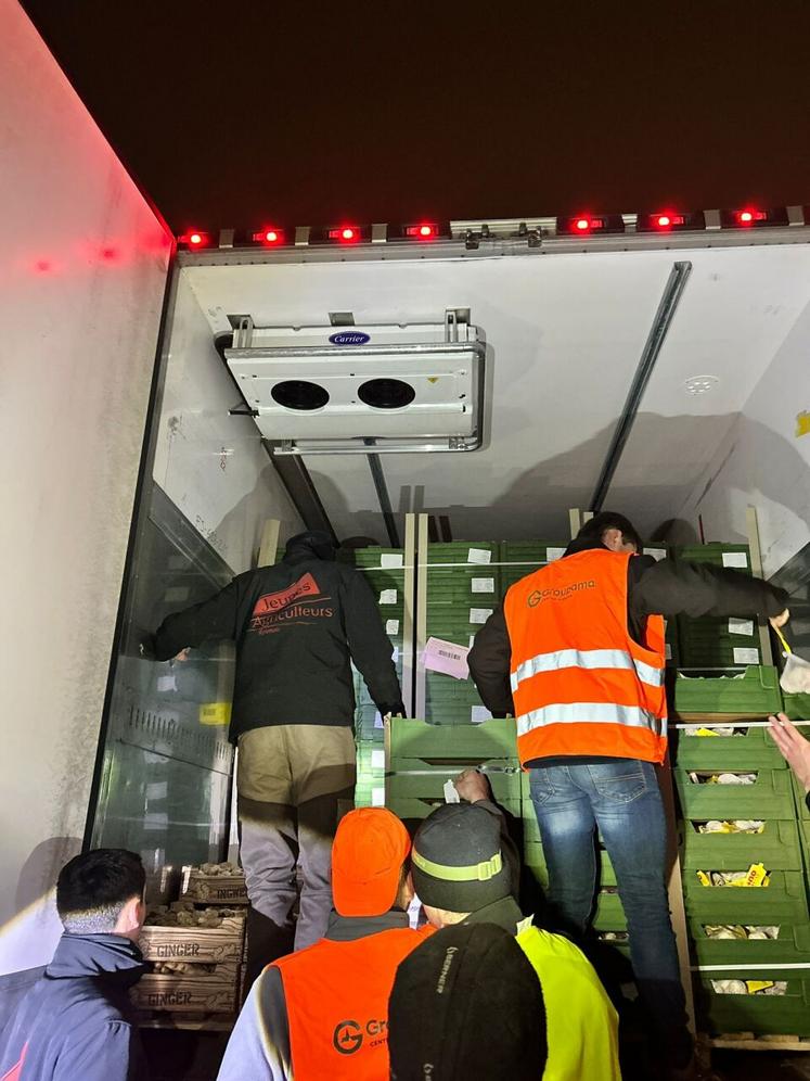 Contrôle des camions à la sortie de la centrale d'achat Lidl à Bourg-Achard.
