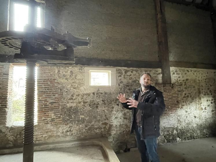 L'un des avantages principaux du chanvre technique en BTP, c'est son poids : "750 kg/m3 pour la chaux de chanvre contre 2 t/m3 pour le torchis classique".