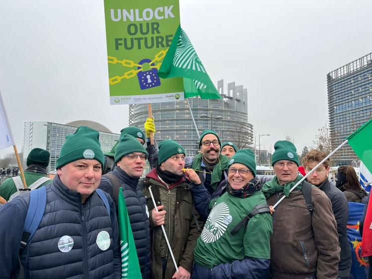 "Unlock your future (déverrouillez votre futur)", scande la délégation euroise, avec Amaury Levesque, président de la FNSEA 27 (au centre).