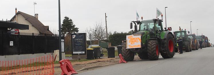 Une quinzaine de tracteurs a bloqué, 2 heures durant, les accès à la Gendarmerie Nationale. Tout un symbole à travers la notion de sécurité des biens, des hommes et sécurité alimentaire. Aucun débordement n'a été à déplorer.