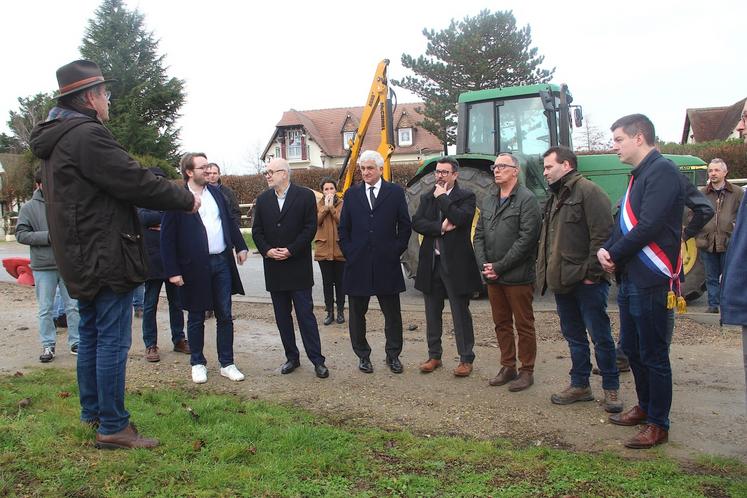 Tous les agriculteurs du Vexin étaient invités à Gisors. "Il faut mettre de côté les appartenances pour régler les problèmes. Problèmes que l'on ne va pas régler avec une enveloppe. Si on n'a pas plus de réponses, ça va bouger plus fort", a prévenu Emmanuel Hyest.