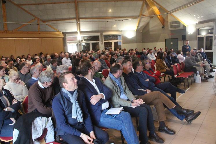 Très bonne participation pour l'AG "de cette vieille demoiselle mais très belle demoiselle" comme la qualifie son président dont Bart Depourcq (président  de l'Alliance Européenne du lin et du chanvre) et sa directrice Marie-Emmanuelle Belzung . Les producteurs de l'Essonne étaient également présents de même que ceux de l'Orne (L'Aigle) dont l'un d'eux a été élu administrateur.