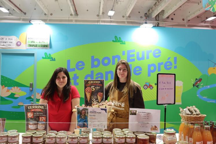 Laura Behotas est présente sur le pavillon normand du salon de l'agriculture pour la deuxième année. "J'aime expliquer mon métier et faire goûter mes productions aux visiteurs", témoigne-t-elle.
